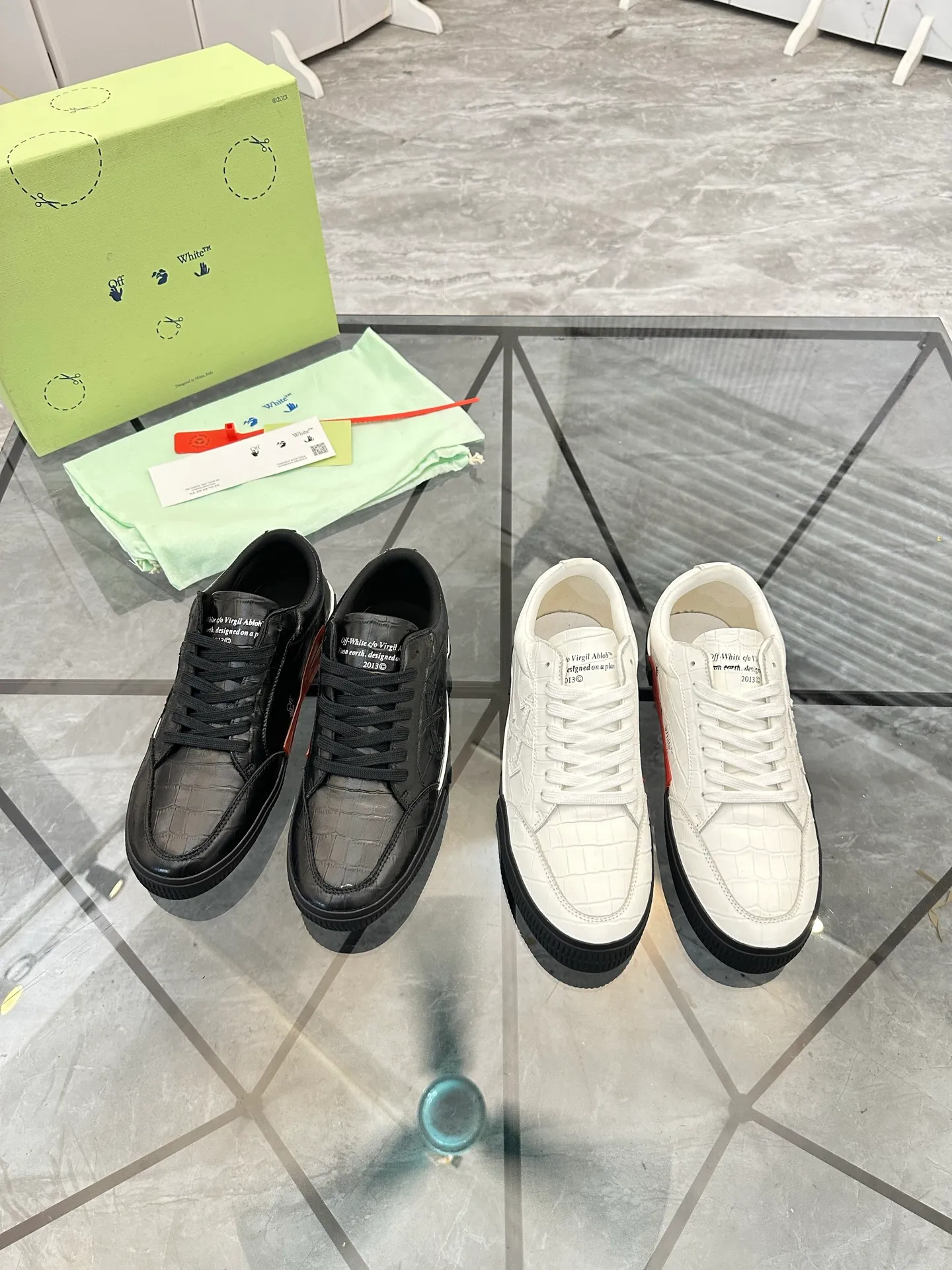 Selling men's shoes 💰: 💰P440¥ Product trademark: OFF WHITE *"OFF WHITE*" low-top casual shoes Regular size: 35-45 (can be customized to 46) Couple style Product material: imported cowhide upper, breathable lining, original outsole. No.: H203